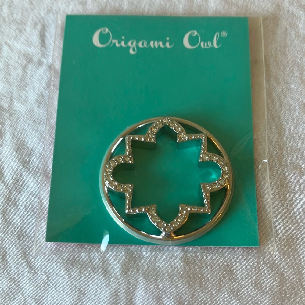 Origami Owl Medium Silver Tone Twisting Locket Base 10$